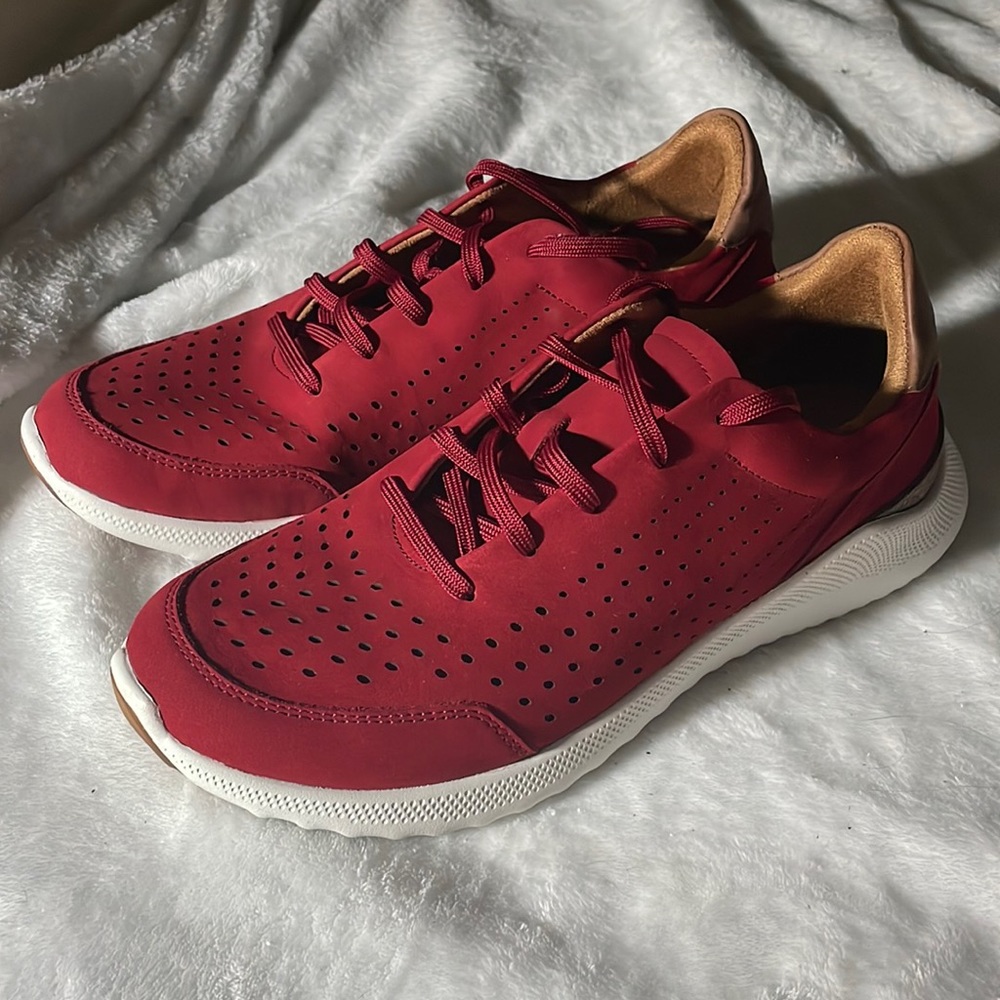 brand new Woman’s aetrex running shoes.